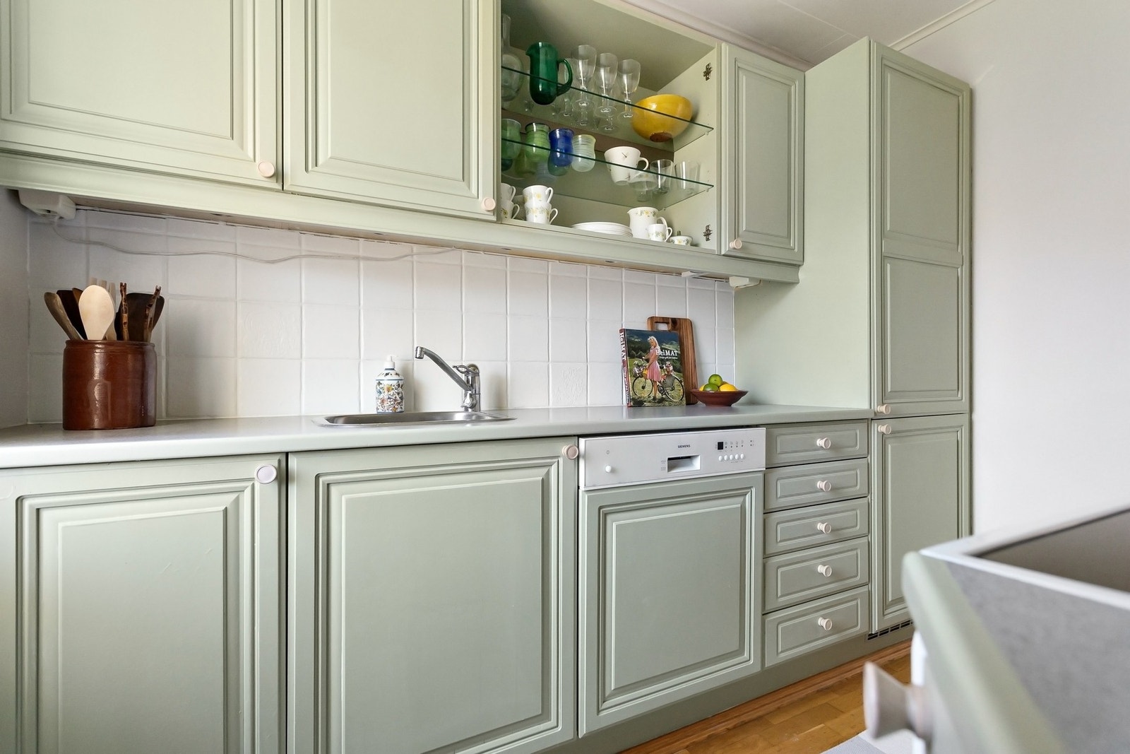 Det er integrert oppvaskmaskin og kjøleskap med frysedel. Galleribilde