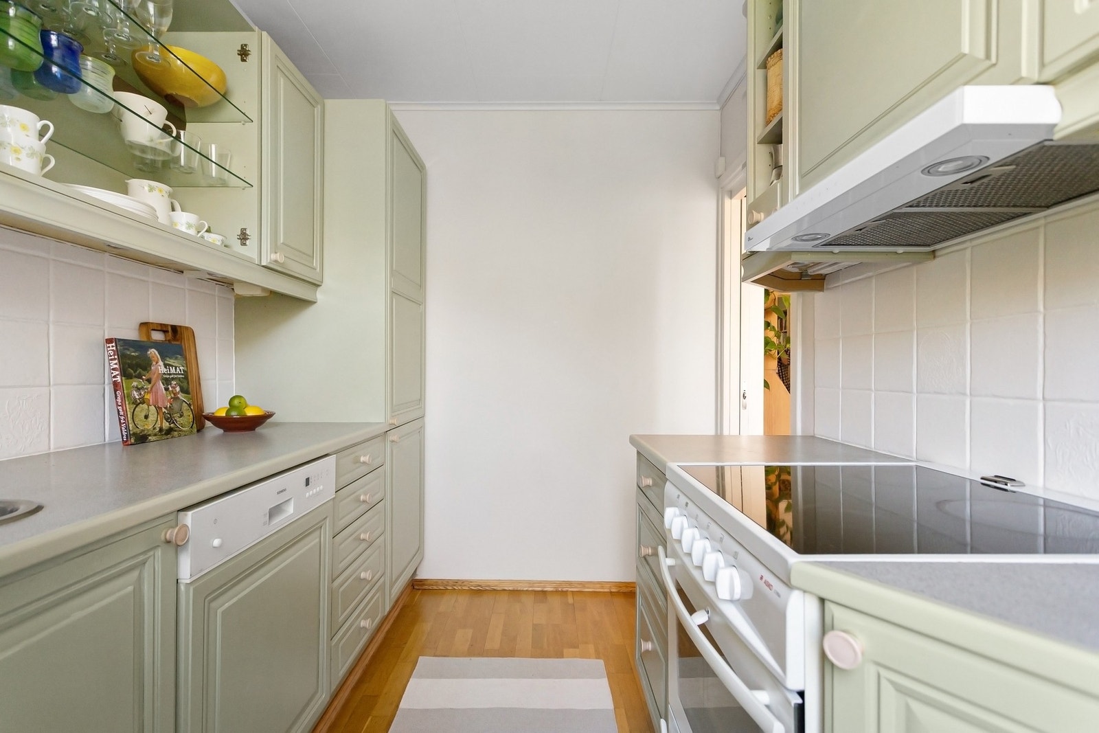 Et innholdsrikt kjøkken med god lagringsplass. Galleribilde