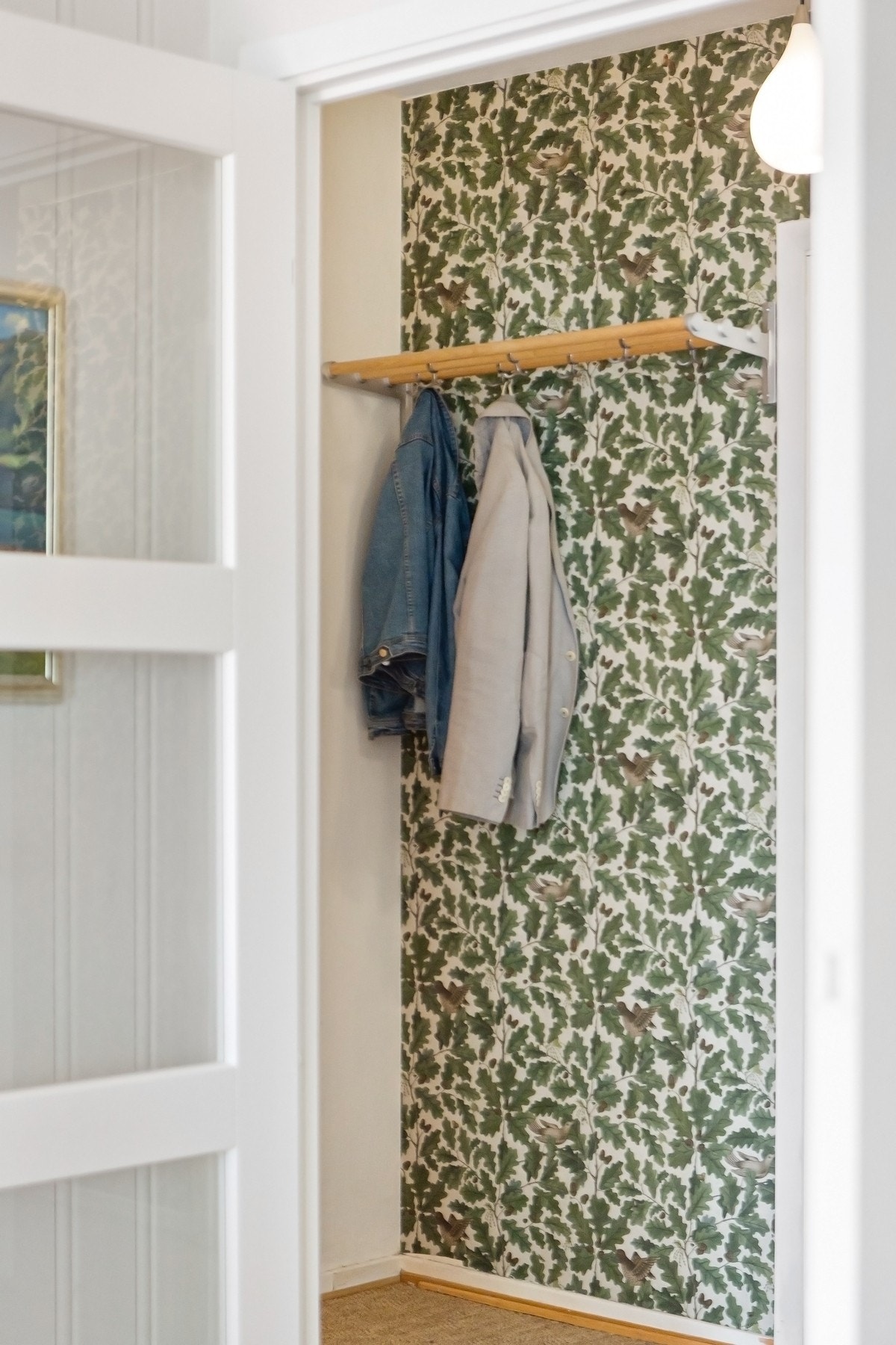 Entré med stilig tapet! Mulighet for å henge fra seg yttertøy og sette fra seg sko. Galleribilde