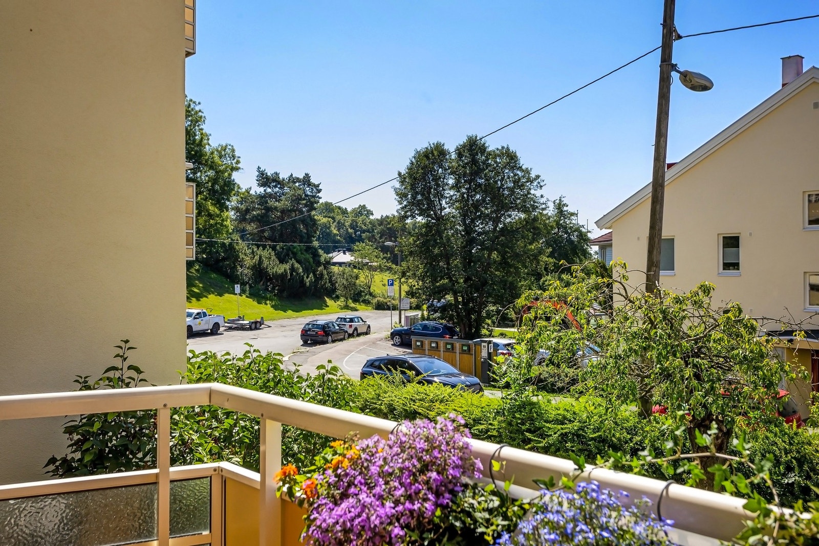 Det er utgang til en flott, sydvestvendt balkong på 7 kvm. Galleribilde