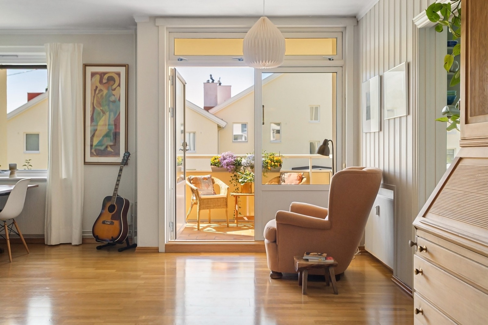 Store, doble balkongdører ut mot den sydvestvendte balkongen på 7 kvm. Galleribilde