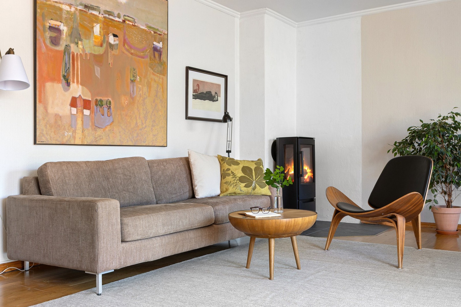 Leiligheten er malt i lysmalte overflater og med parkett på gulv. Galleribilde