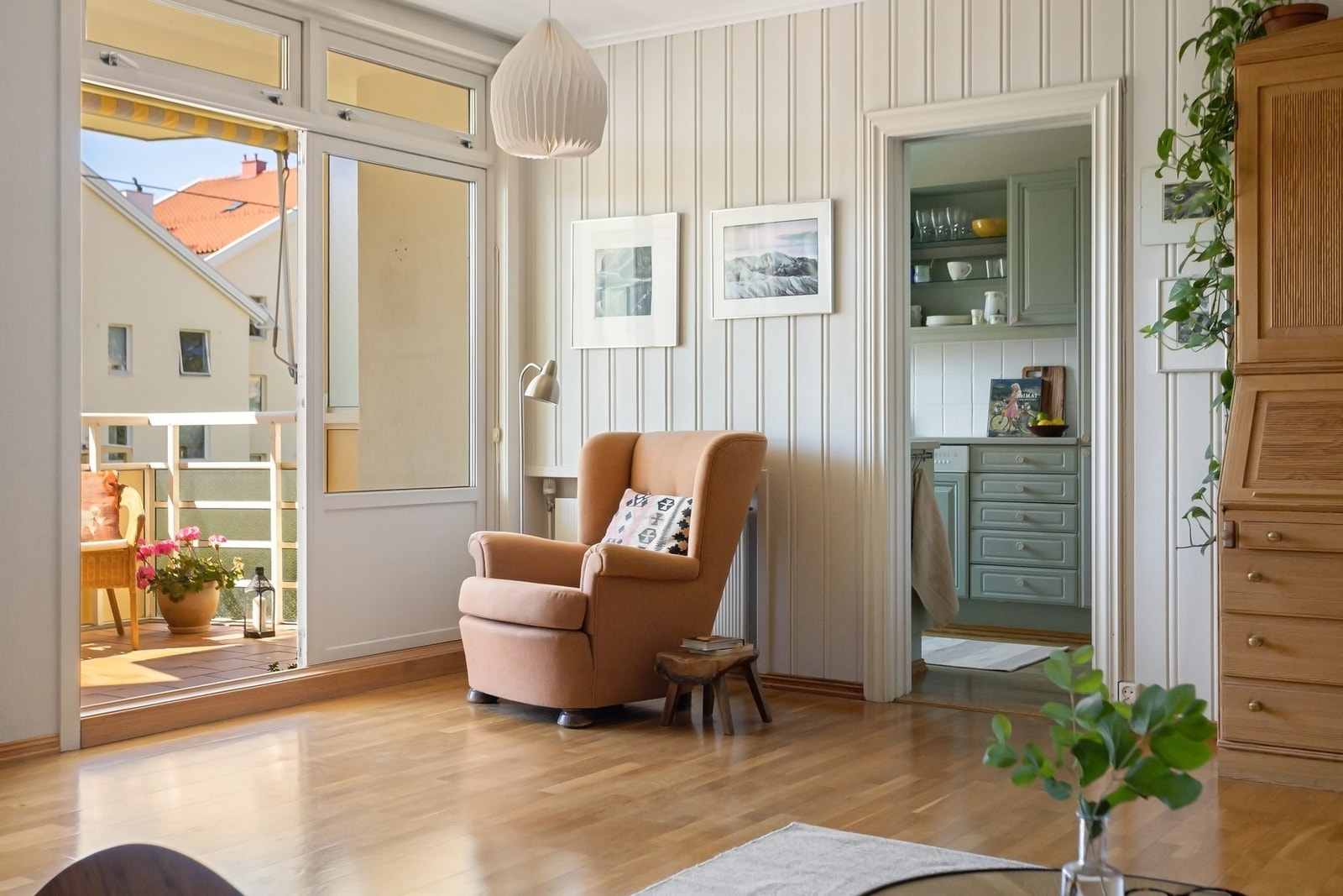 Kjøkkenet ligger adskilt fra stuen, men det oppleves likevel som et sosialt rom. Galleribilde