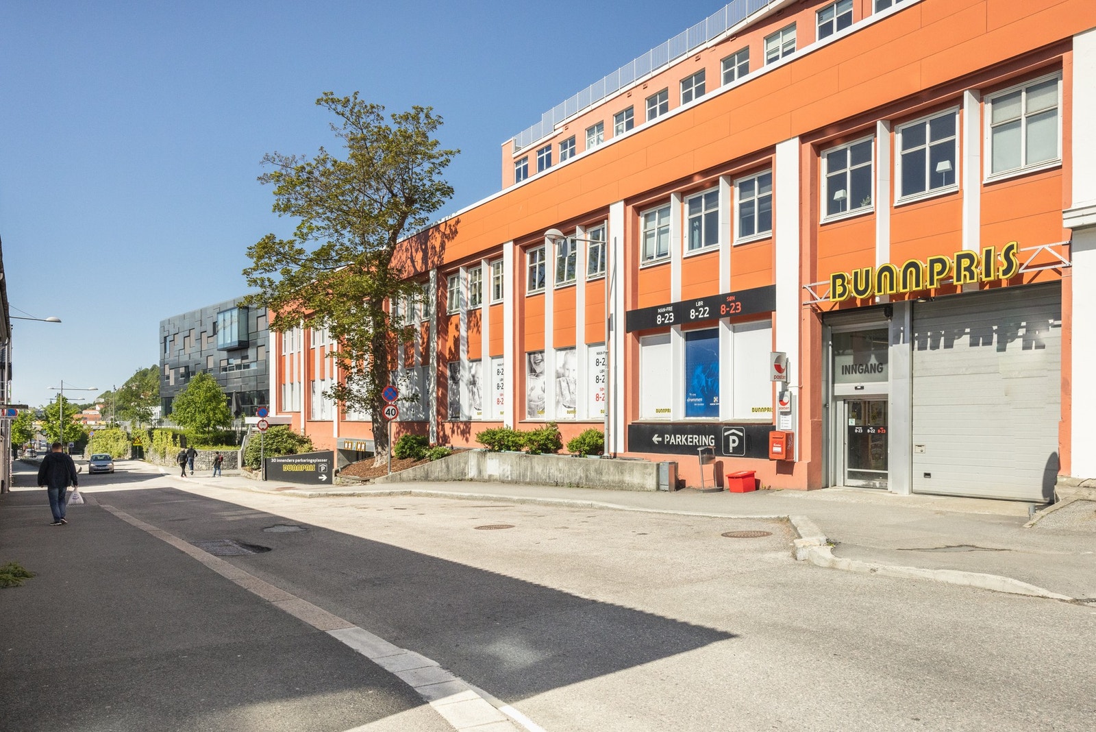 Nærmeste dagligvarebutikk er søndagsåpne Bunnpris som ligger rett ved siden av leiligheten. Galleribilde