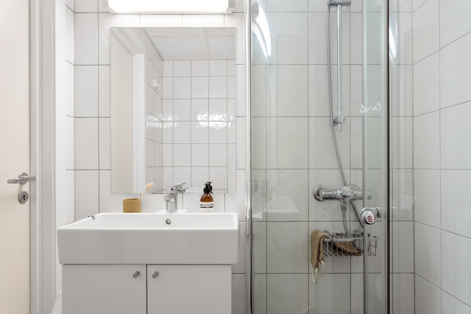 Badet er målt til ca. 3 kvm. Det er fliser på gulv og vegger, samt varmekabler i gulv. Galleribilde