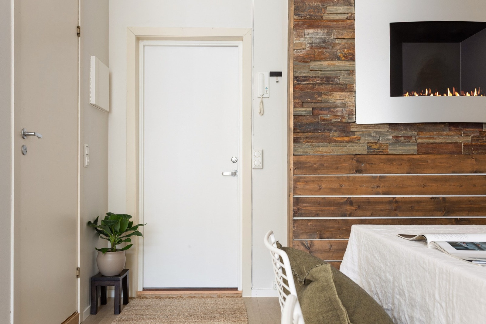 Velkommen inn! Trivelig entré med plass til garderobeskap og lignende til yttertøy. Galleribilde