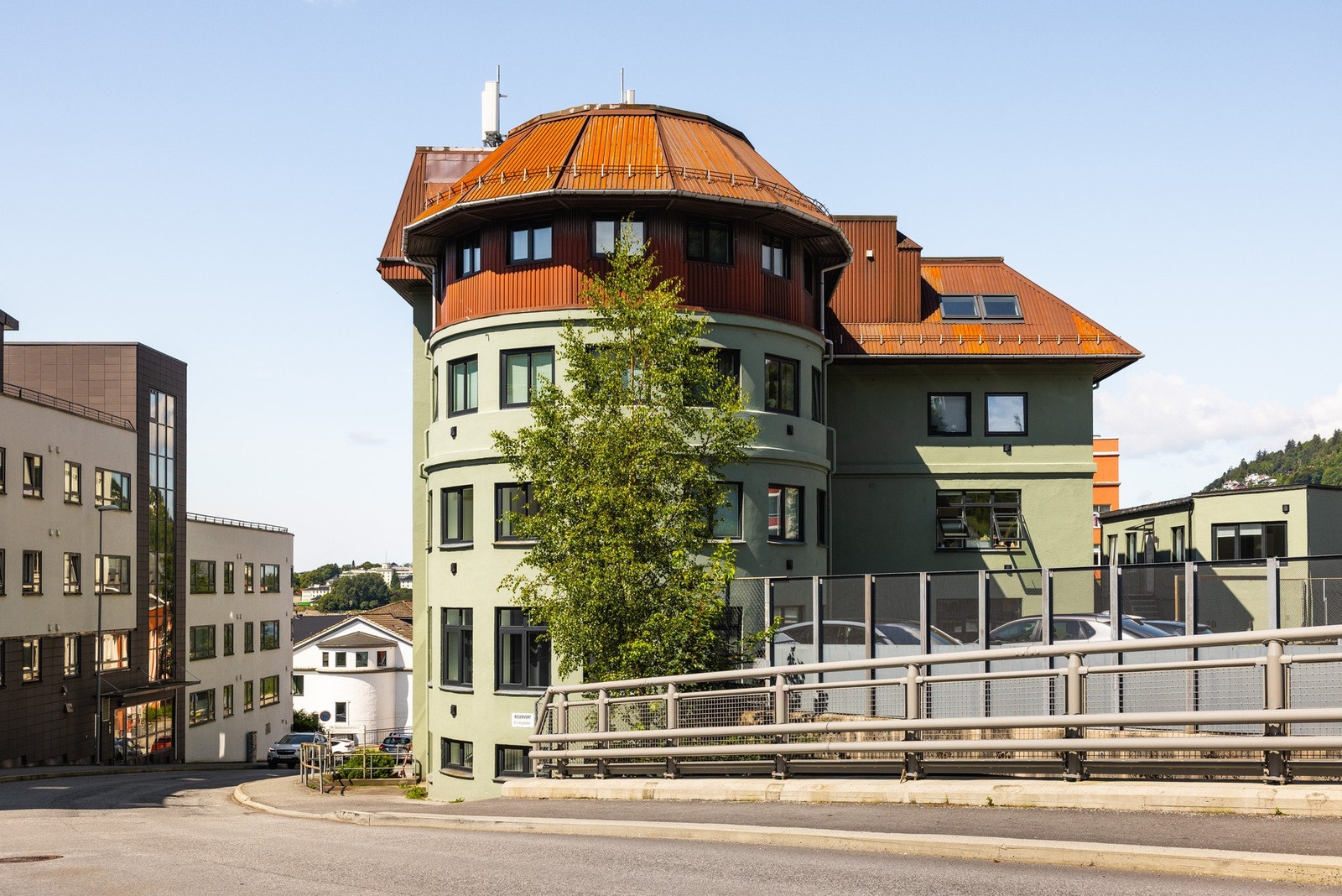 Nærmeste busstopp er ca. 2 minutter unna leiligheten. Galleribilde
