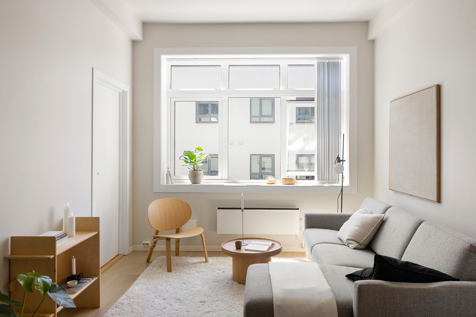 Vegger er malt i tidsriktige farger, samt store vindusflater som sørger for rikelig med innslipp av dagslys. Galleribilde