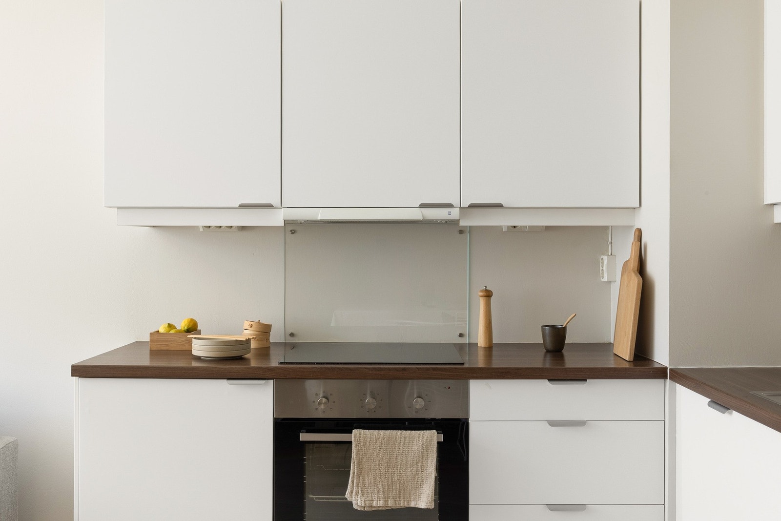 Kjøkkenet har IKEA-innredning med hvite glatte fronter. Stålvask nedfelt i benkeplate av laminat. Galleribilde