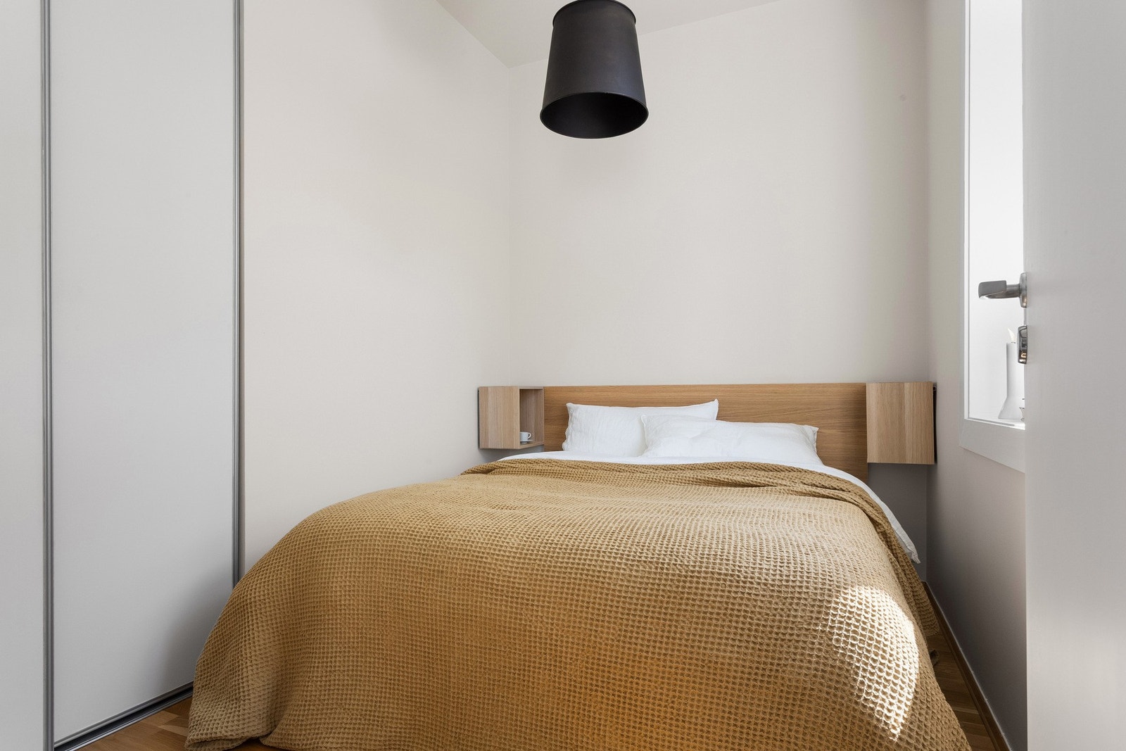 Soverommet har plass til dobbeltseng og har stort garderobeskap med skyvedører. Galleribilde