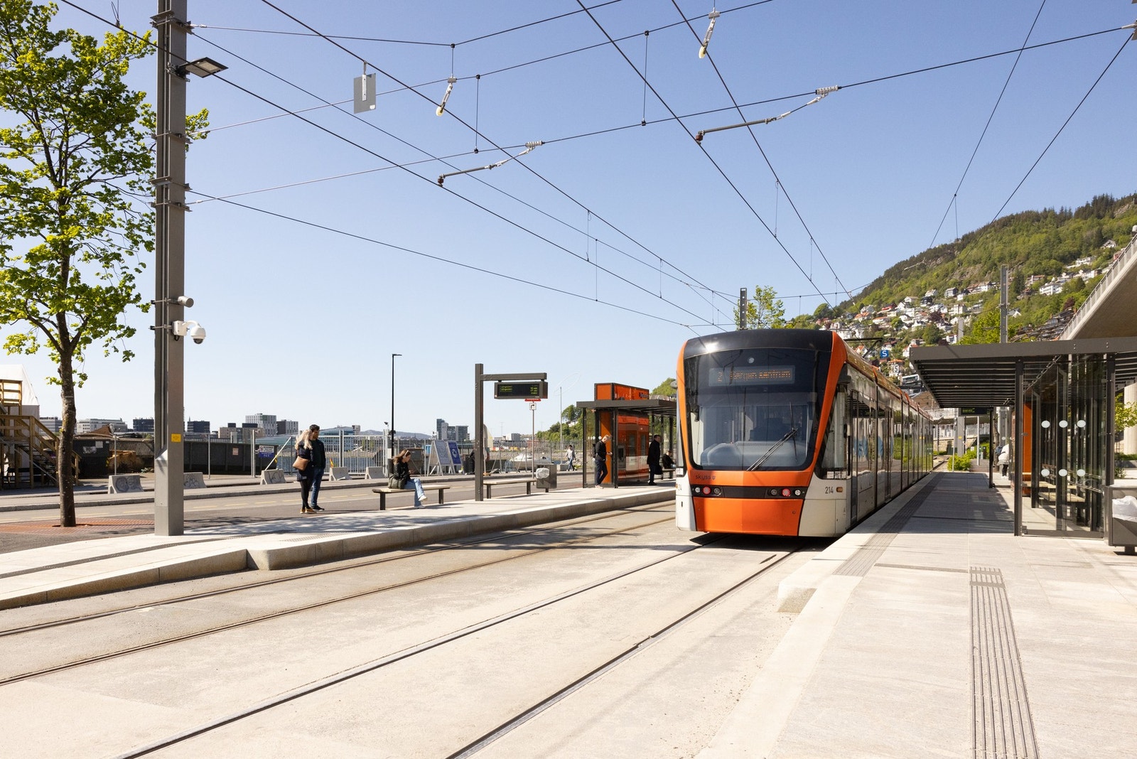 Bybanestoppet til Fyllingsdalen via Haukeland ligger kun 5-6 minutter unna leiligheten. Galleribilde