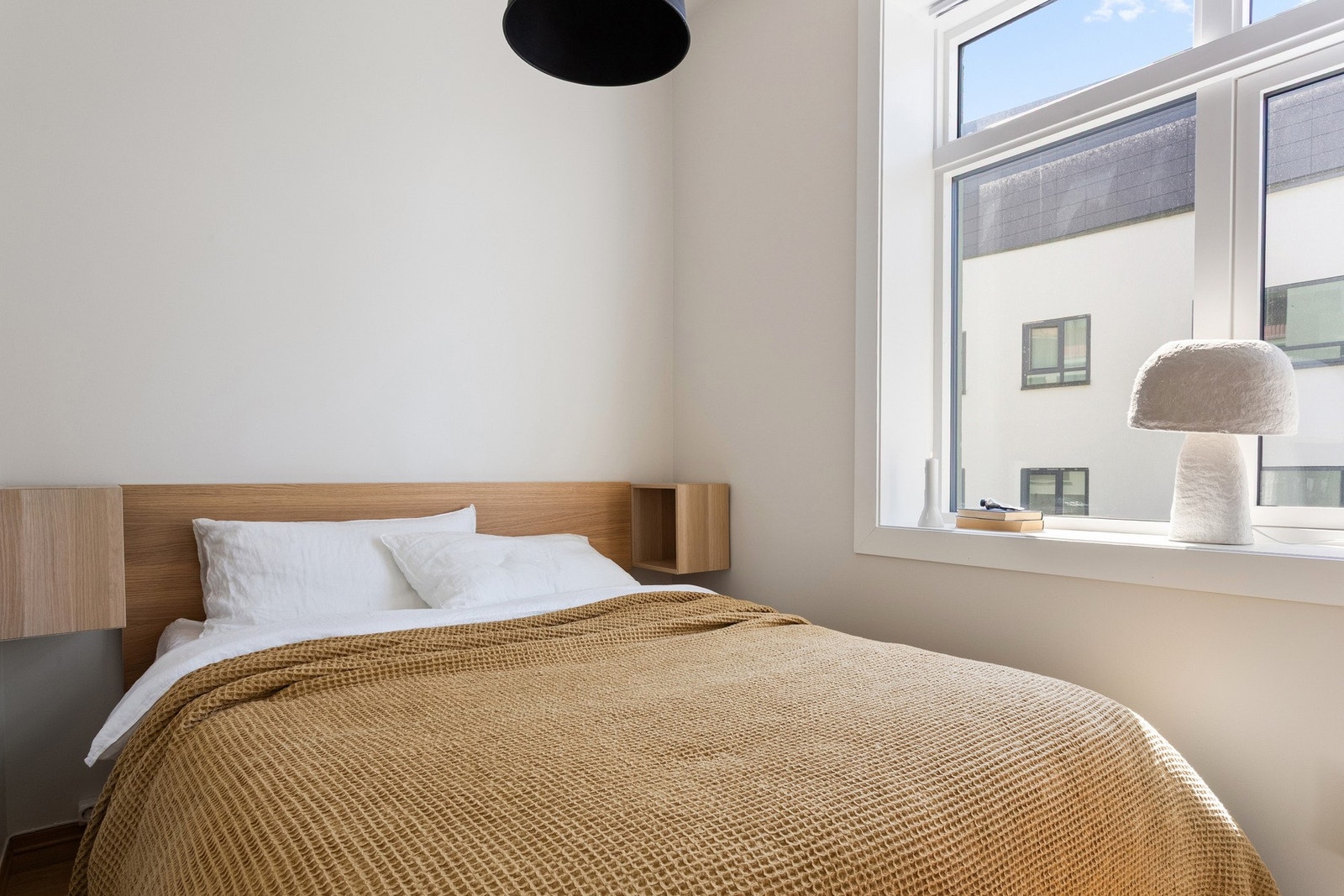 Rommet har et stort vindu som sørger for mye naturlig lys i tillegg til dyp vinduskarm. Galleribilde