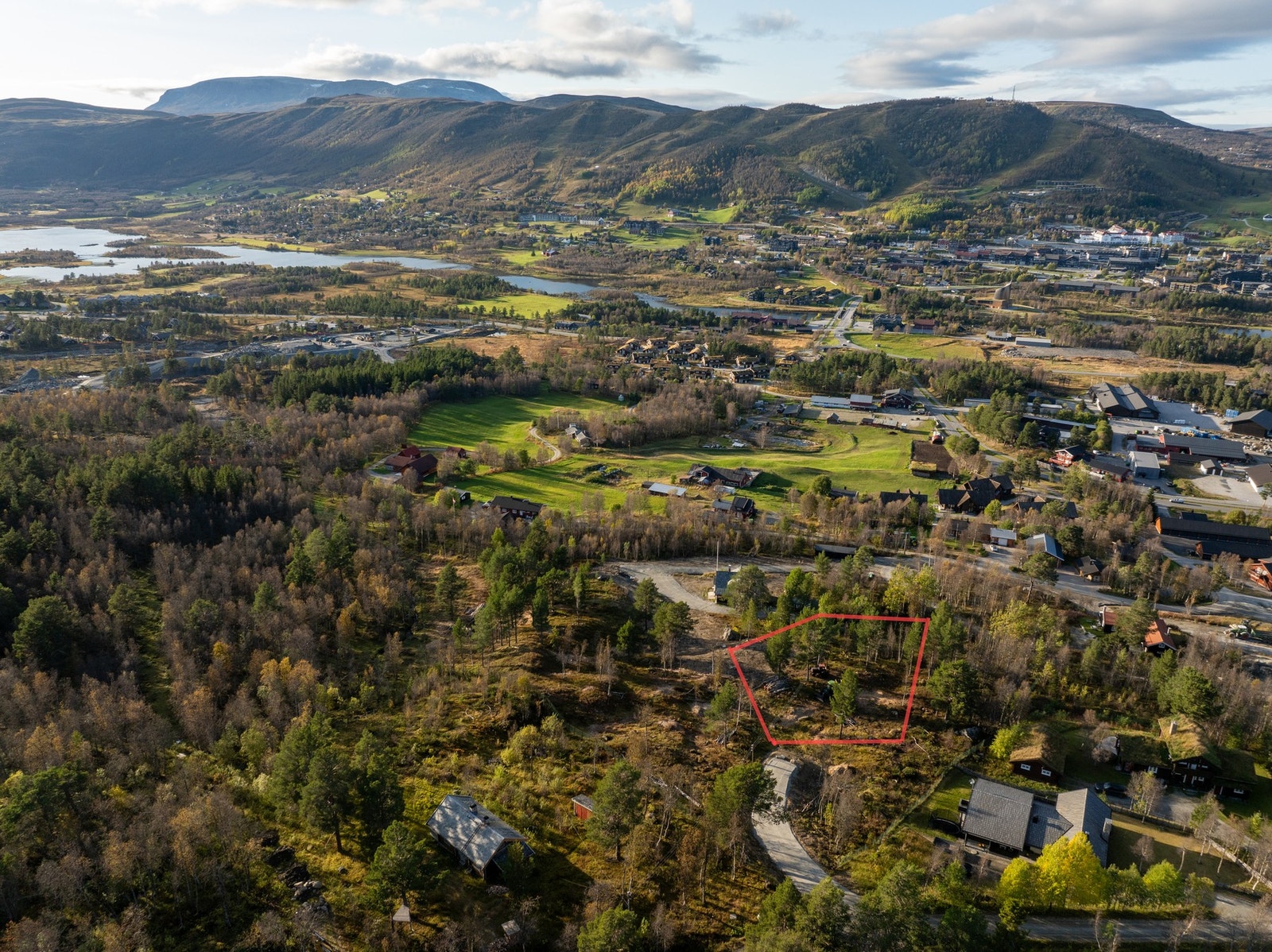 Eiendomsmegler Jannike Seljevoll Herleiksplass har gleden av å presentere denne flotte tomten i Gamle Skurdalsvegen Galleribilde