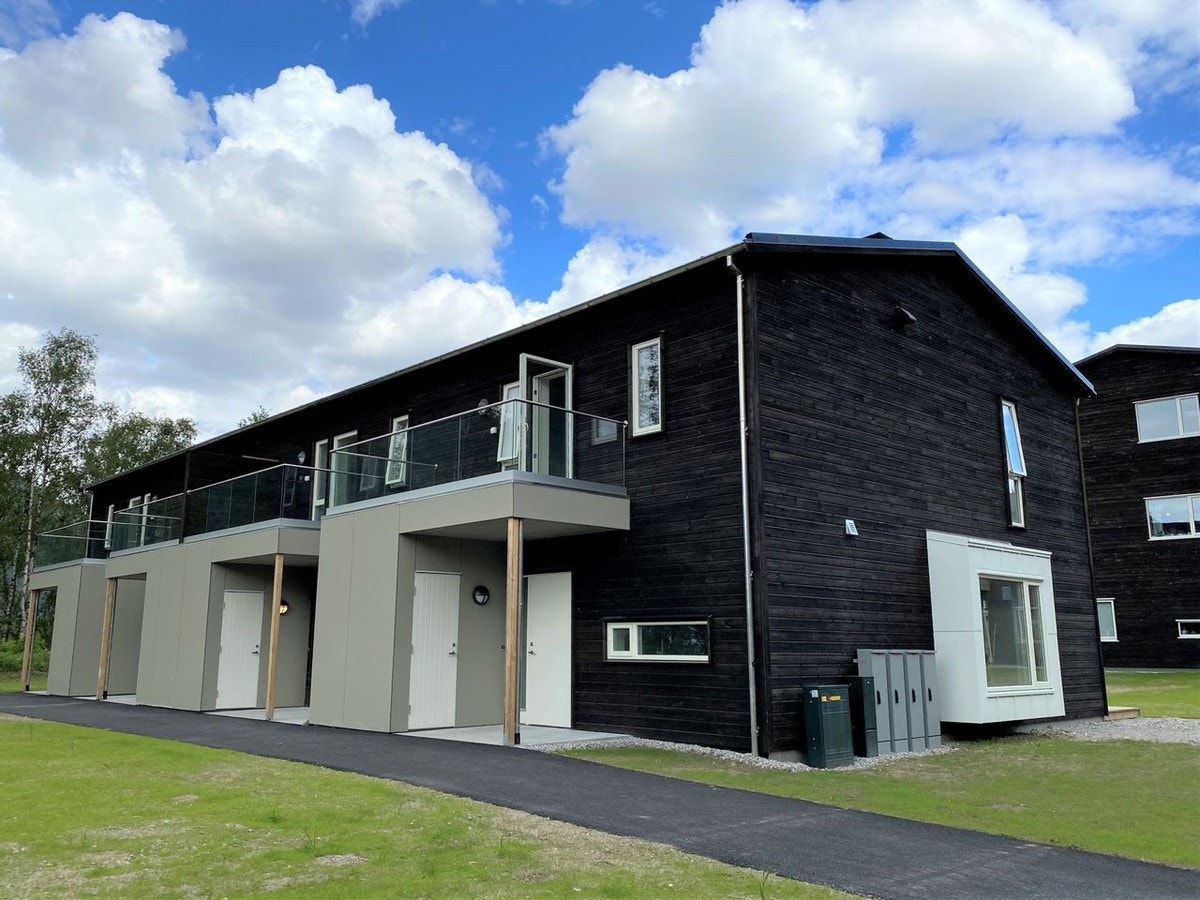 Balkong til rom 3 sett fra utsiden. inngang nr 2 til venstre på bilde Galleribilde