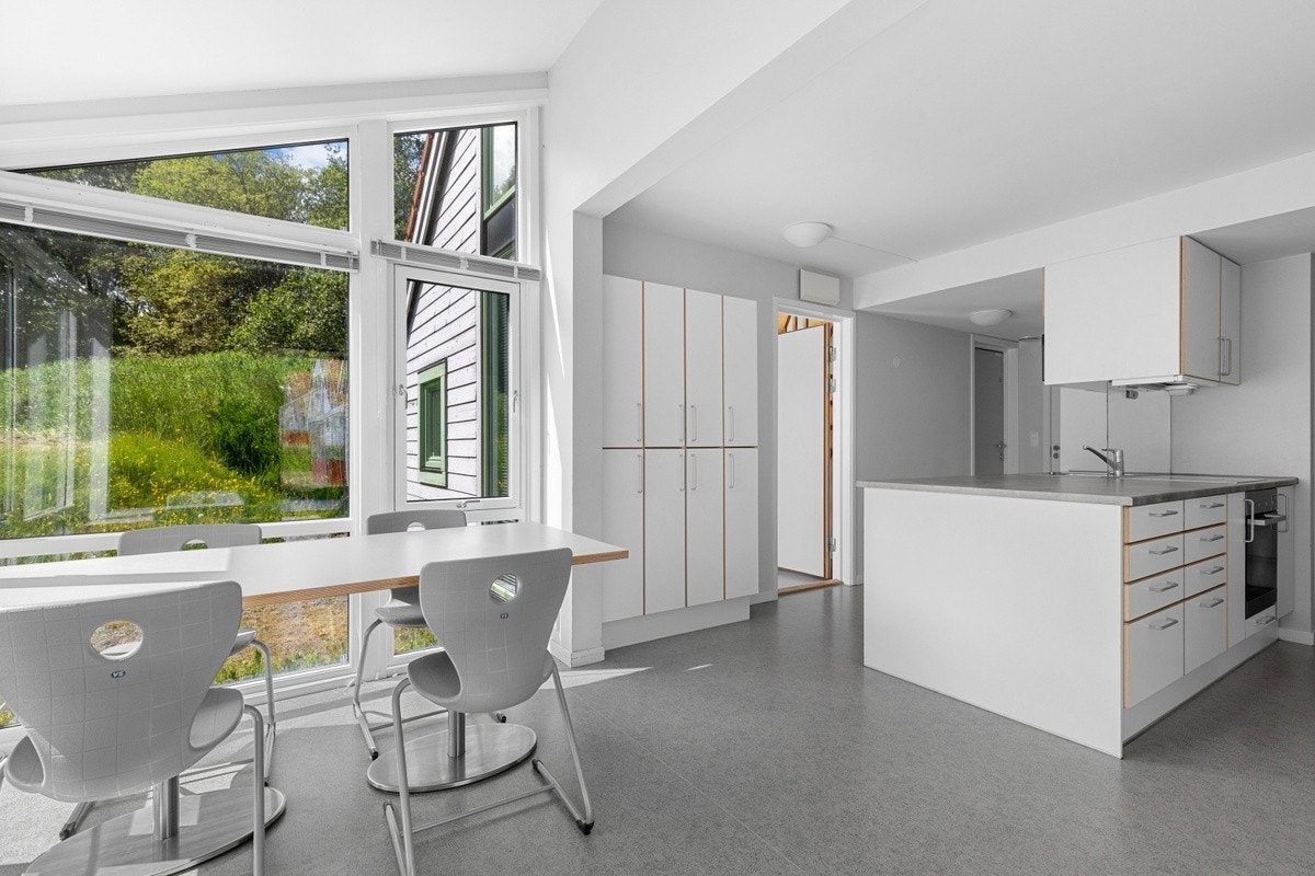 Spisestue mot kjøkken Galleribilde