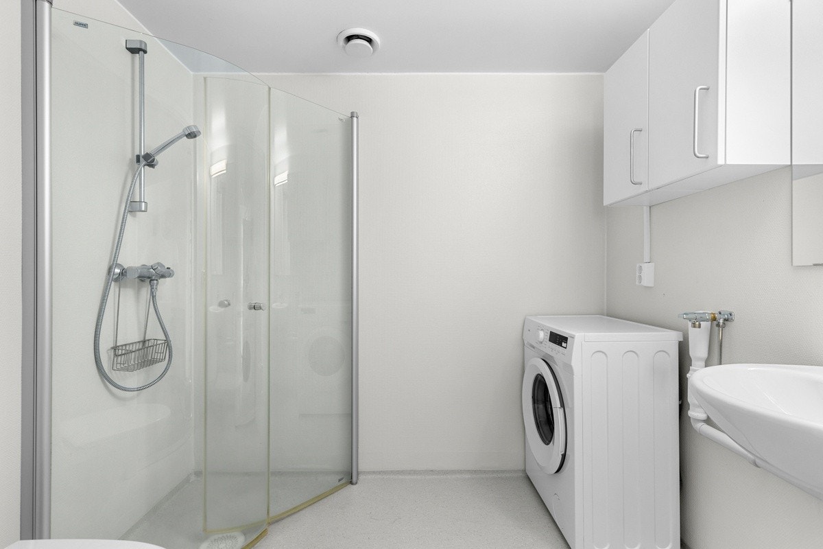 Bad/dusj med vaskemaskin Galleribilde