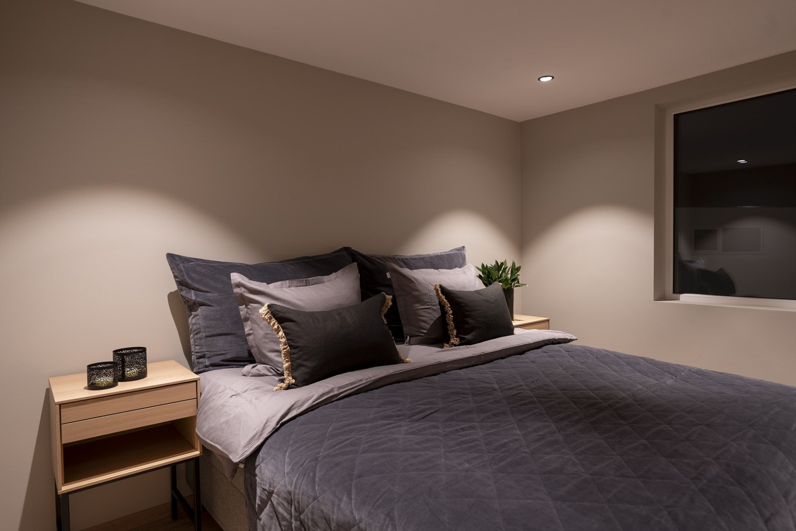 Hovedsoverom med god plass til dobbeltseng med tilhørende møblement Galleribilde