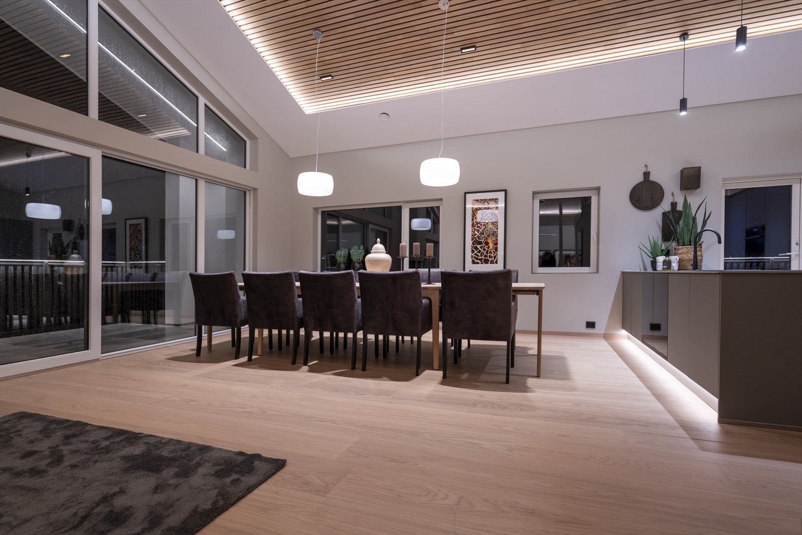 Svært påkostet toppleilighet med rå utsikt, 3 soverom, 2 bad og hems. Galleribilde