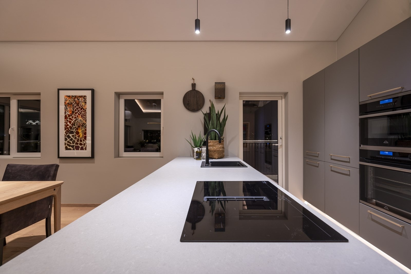 Lekkert kjøkken med en sosial og åpen løsning Galleribilde