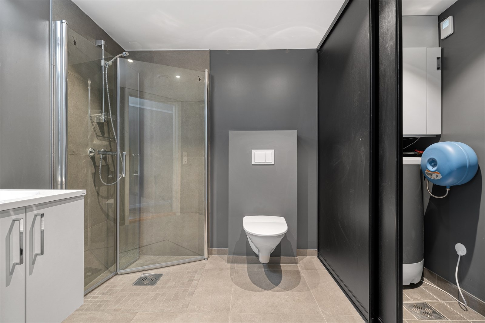 På baderommet er det tilgang til teknisk rom og vaskerom Galleribilde