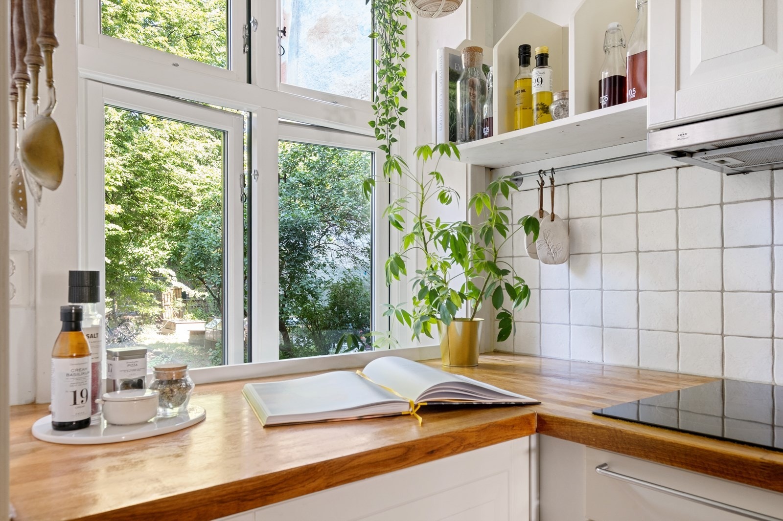 Kjøkkenet byr på en hyggelig atmosfære med utsyn mot en fredelig og grønn bakgård. Galleribilde