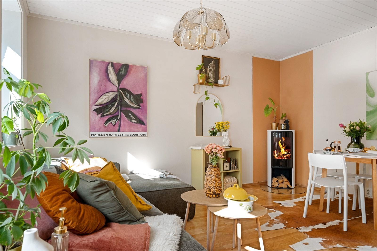 I hjørnet av stuen står en koselig peisovn som gir både varme og stemning på kjølige dager. Galleribilde