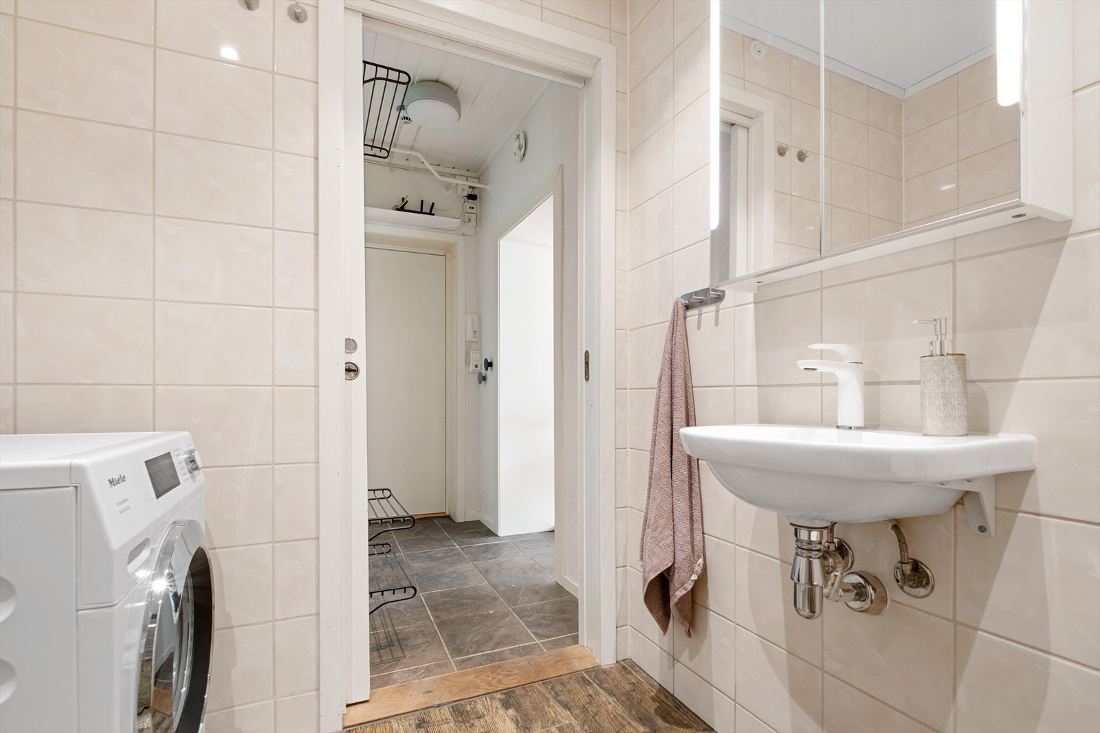 Her er det varme i gulvet, og opplegg for vaskemaskin. Galleribilde