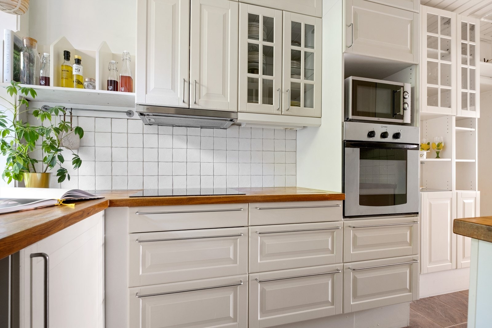 Kjøkkenet er godt utstyrt med integrerte hvitevarer som komfyr, platetopp og kombinert kjøl/frys, det er også oppvaskmaskin. Galleribilde