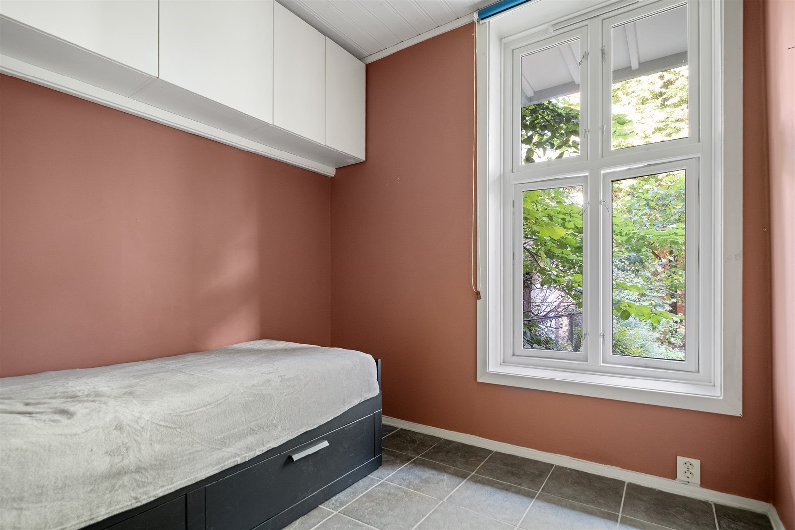 Rommet vender ut mot den rolige og flotte bakgården. Galleribilde