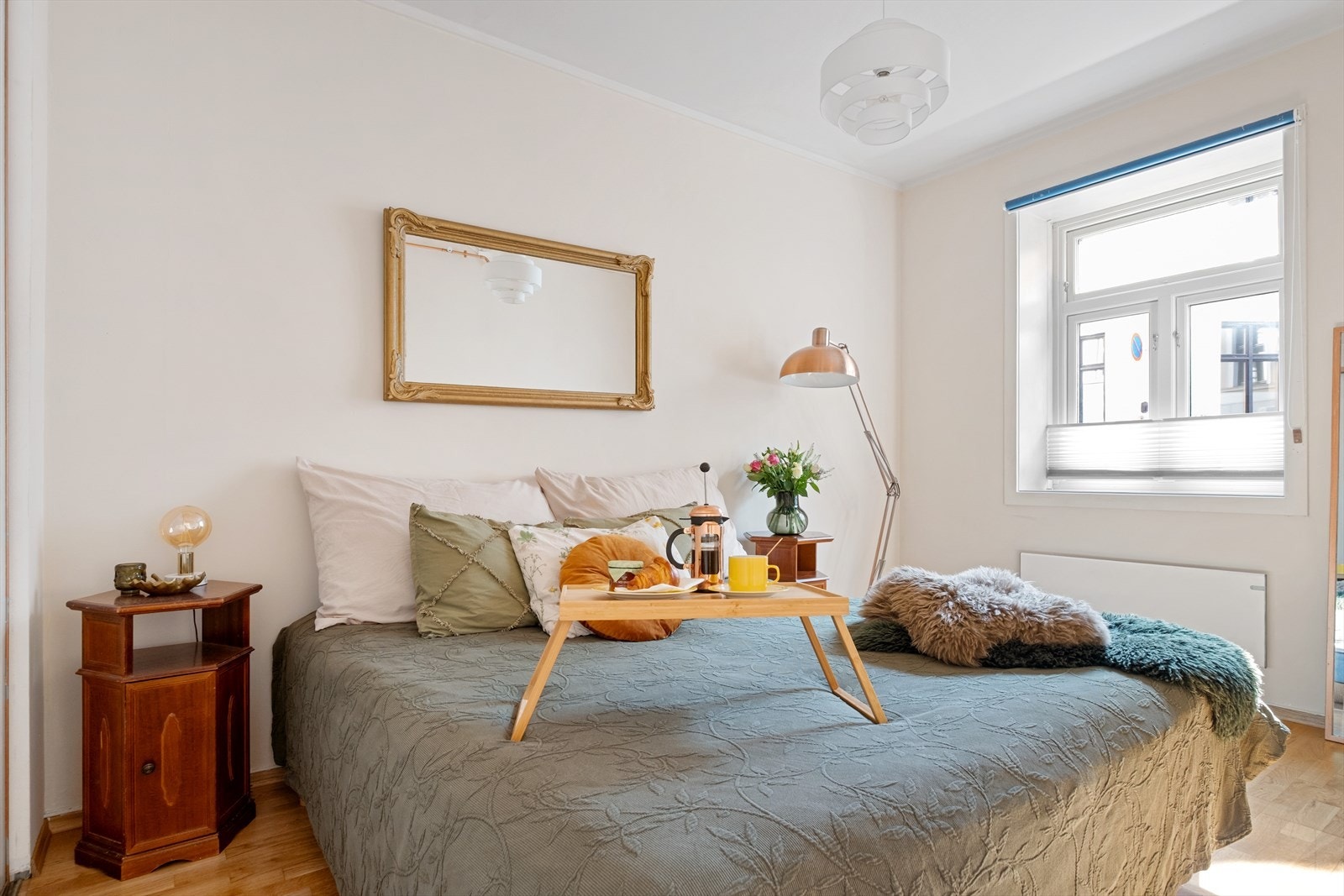 Her er det rikelig med plass til dobbeltseng, nattbord og garderobeskap. Galleribilde