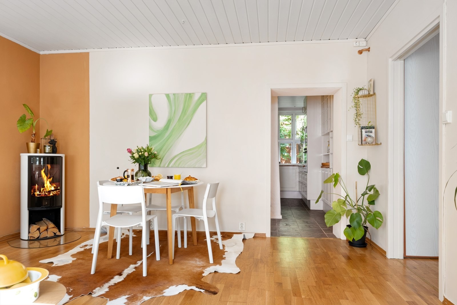 Fra stuen er det adkomst til hovedsoverom, entré, kjøkken og bad. Galleribilde