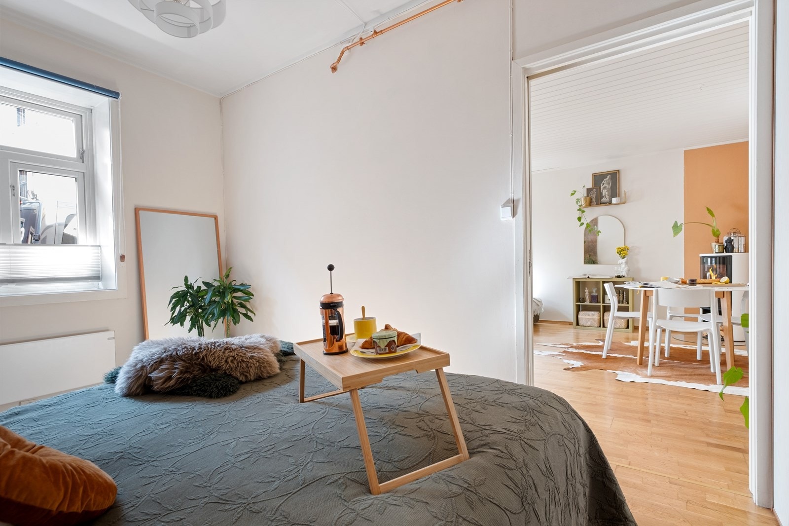 Praktisk skyvedørsgarderobe som gir godt med lagringsplass på soverommet. Galleribilde