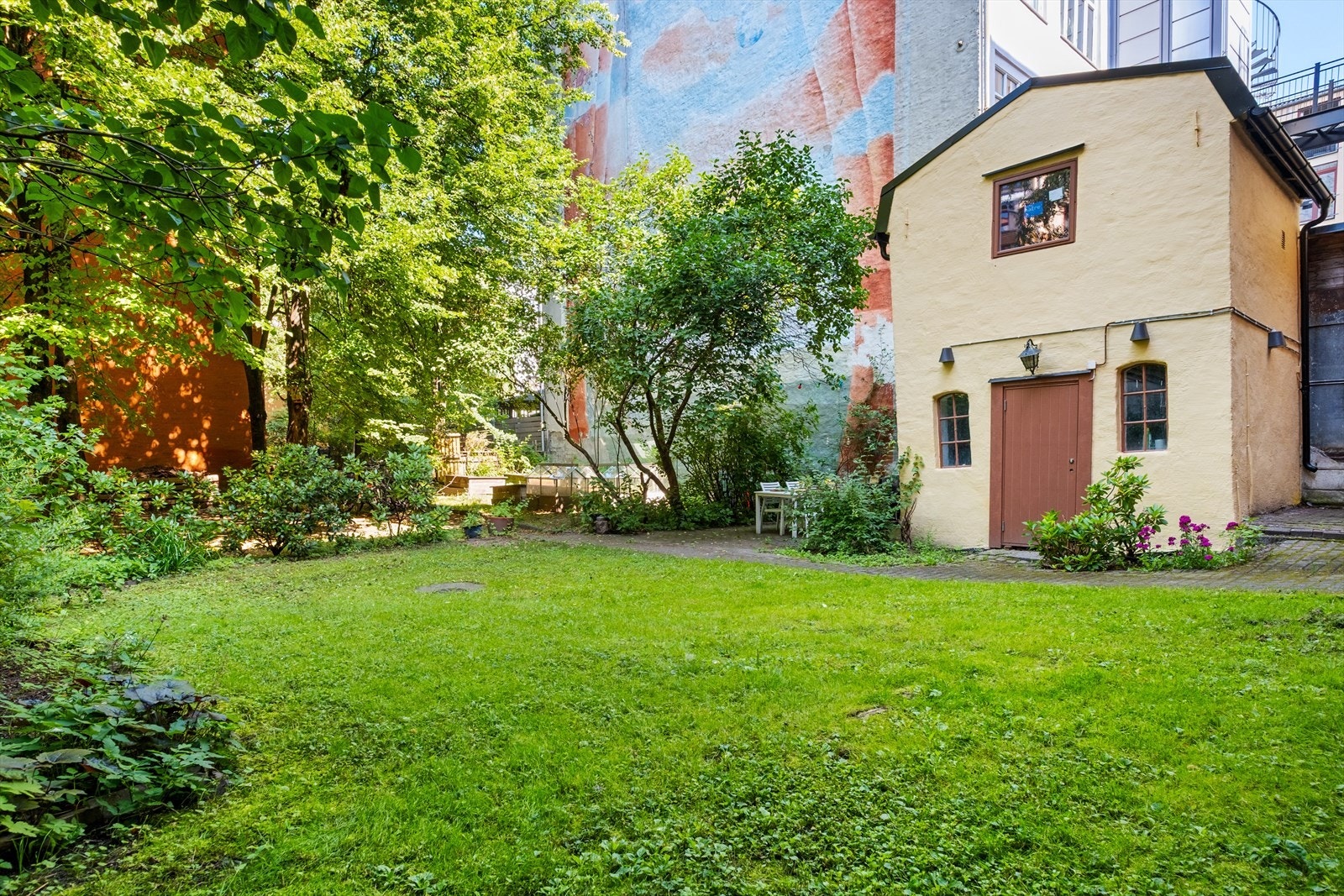 Stallen i bakgården er nylig renovert og er tilrettelagt for oppbevaring av utemøbler, grill, barnevogner og annet fellesutstyr. Galleribilde