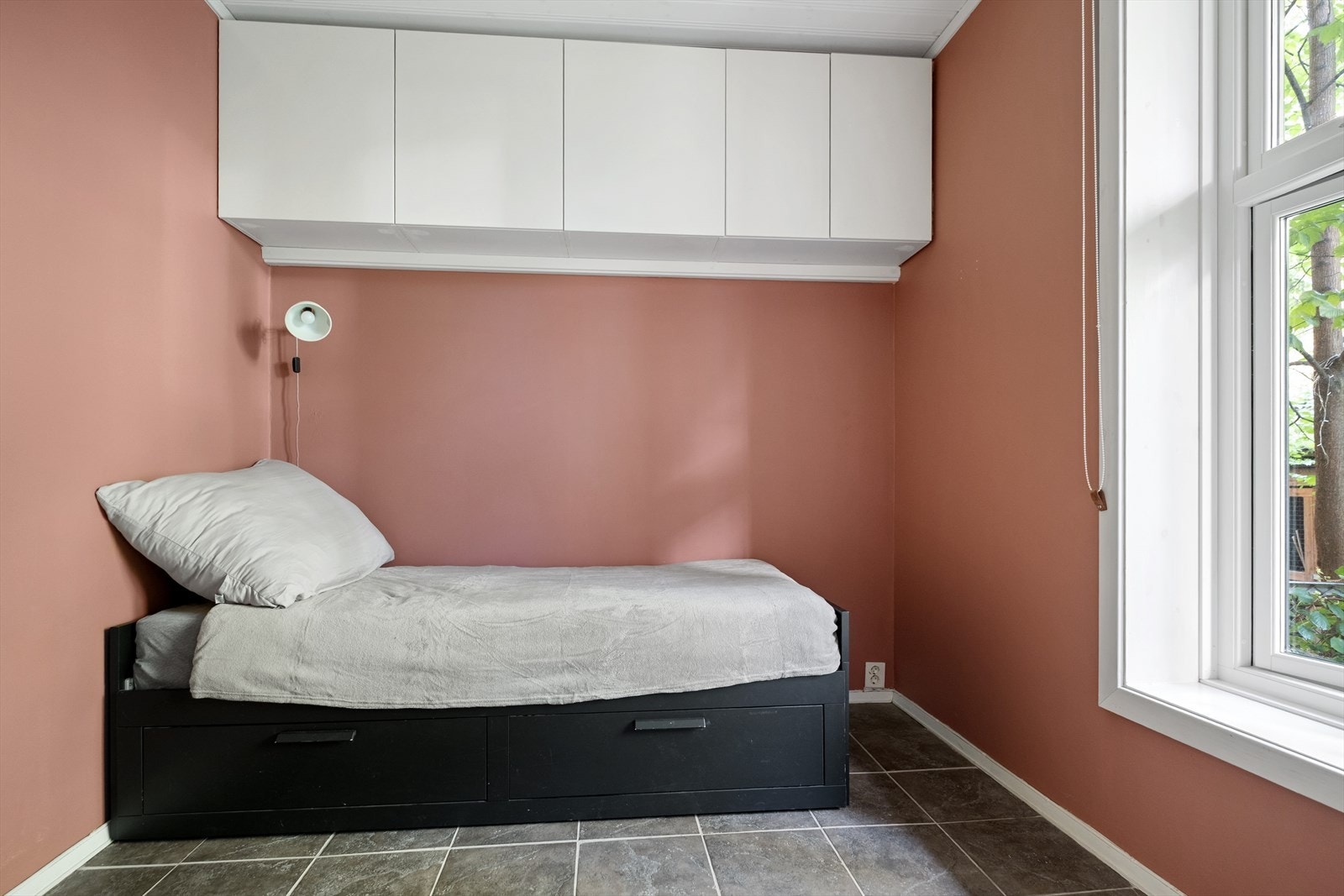 Soverom 2 fungerer godt som kontor eller gjesterom. Her er det flislagt gulv med varmekabler. Galleribilde