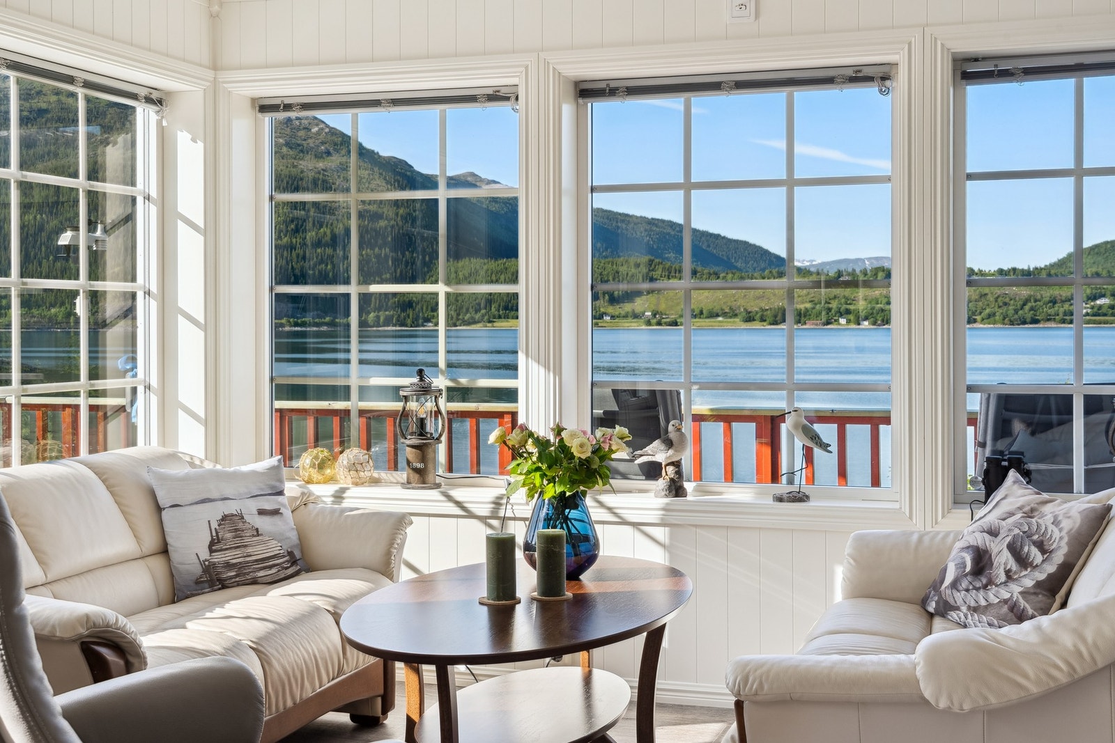 Fra eiendommen har du en nydelig utsikt mot fjorden og det vakre kystlandskapet. Galleribilde