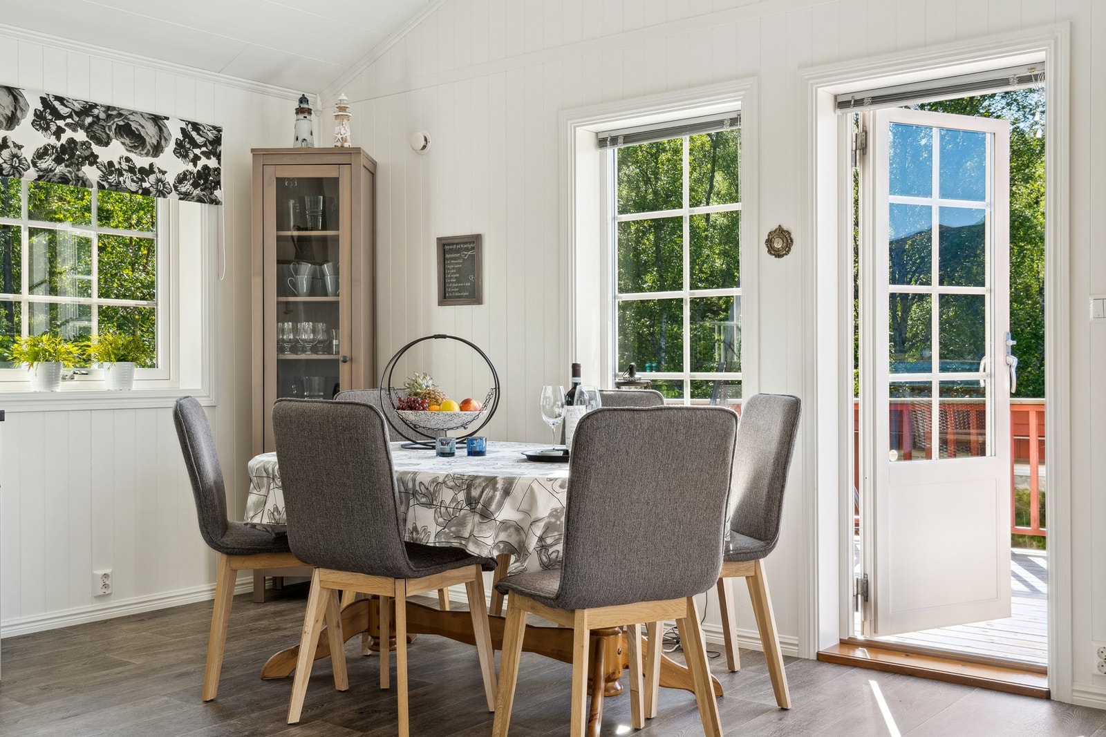 Her kan man lage mat samtidig som man prater med gjester eller følger med på barnas lek. Galleribilde