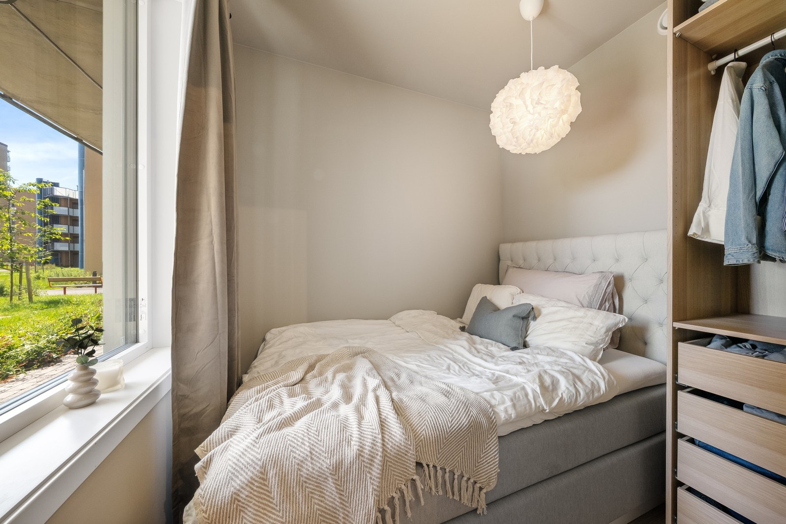 Her får du god plass til både stor seng og garderobeskap, slik at du enkelt kan skape et funksjonelt og koselig soverom. Galleribilde