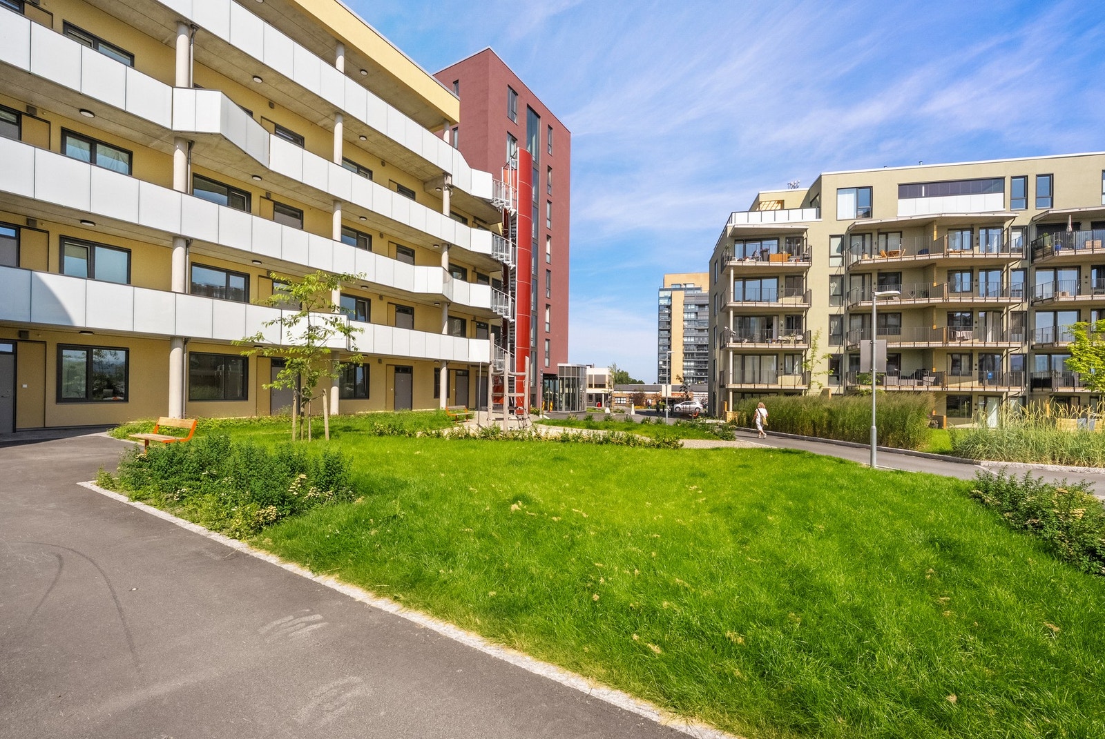 Butikksenter i umiddelbarnærhet med dagligvarebutikker, apotek, legesenter, vinmonopol, kiosk og kafé. Galleribilde
