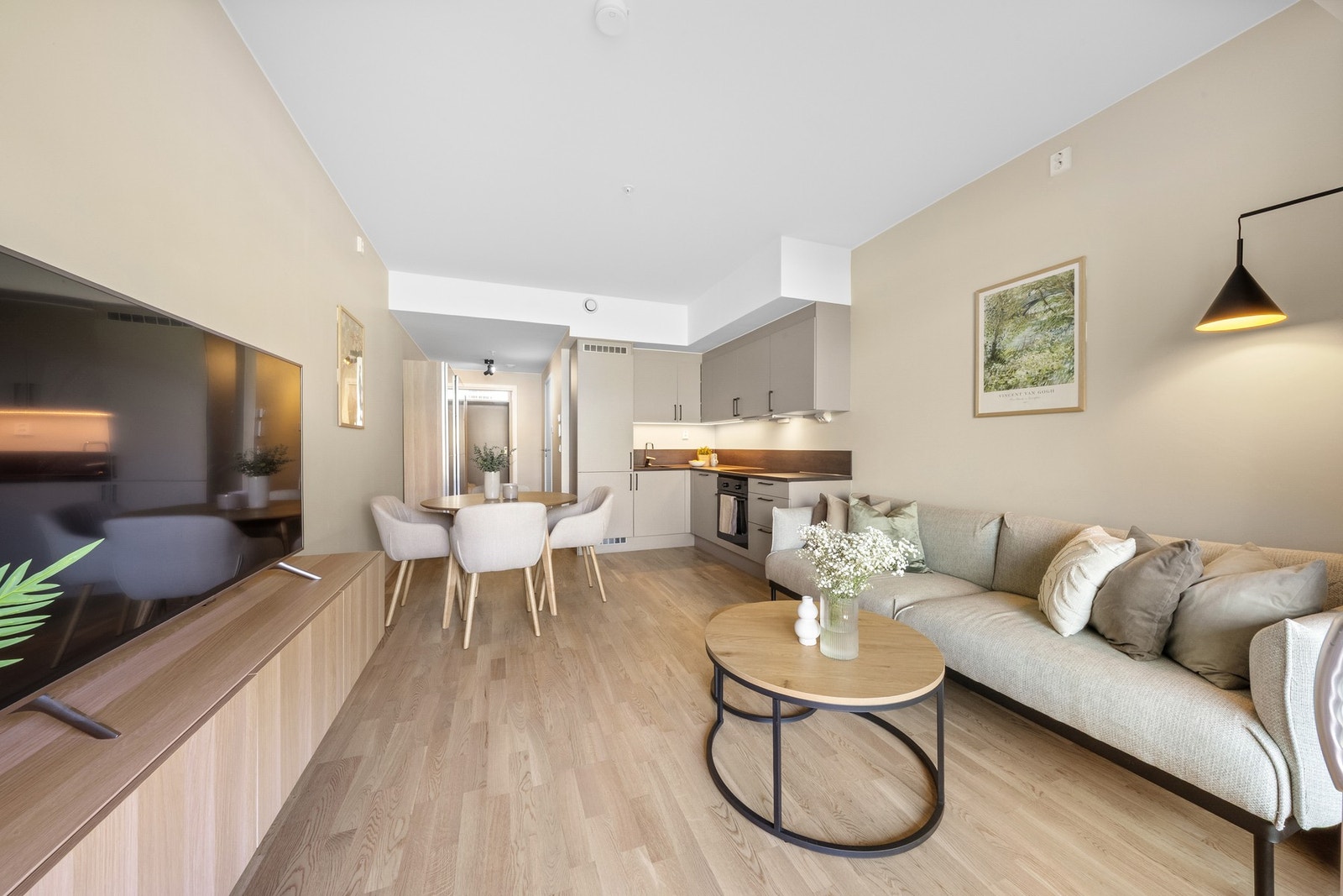 Lys og åpen stue-/kjøkkenløsning på 22 m² - Smart rominndeling som gjør den enkel og innrede. Galleribilde