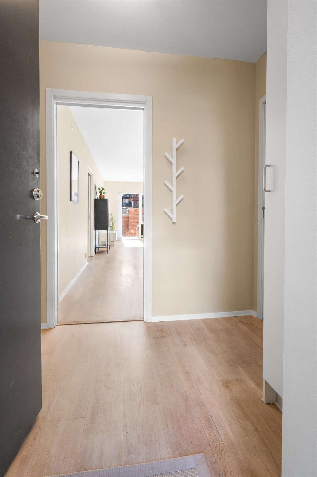 Velkommen inn! Det første som møter deg er en lys og innbydende entré, som gir et godt førsteinntrykk av leiligheten. Galleribilde