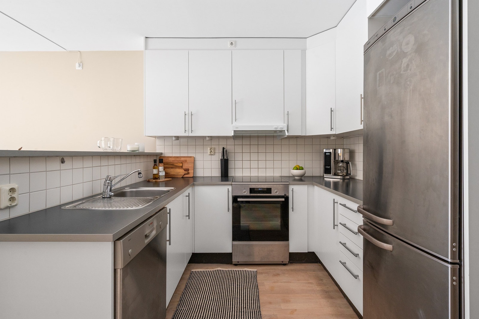 Kjøkkenet har glatte folierte fronter, laminat benkeplate, godt med skap- og benkplass, samt belysning under overskap. Galleribilde