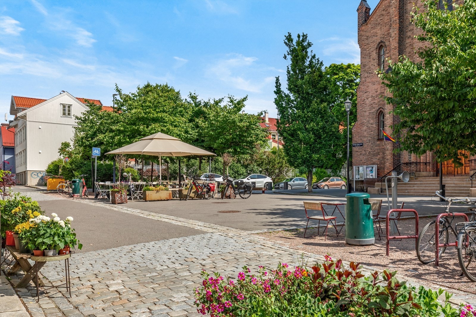 Leiligheten har umiddelbar nærhet til Kampen kaffe og bar, Farine, Kampen Kirke og blomsterbutikk Galleribilde