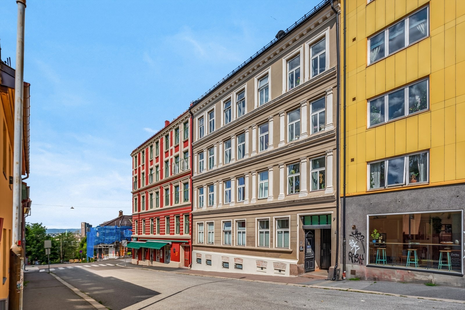 Farine frukt og fødevare (butikken med stort glassvindu) tilbyr råvarer fra utvalgte norske produsenter - mange av dem lokalt forankret Galleribilde