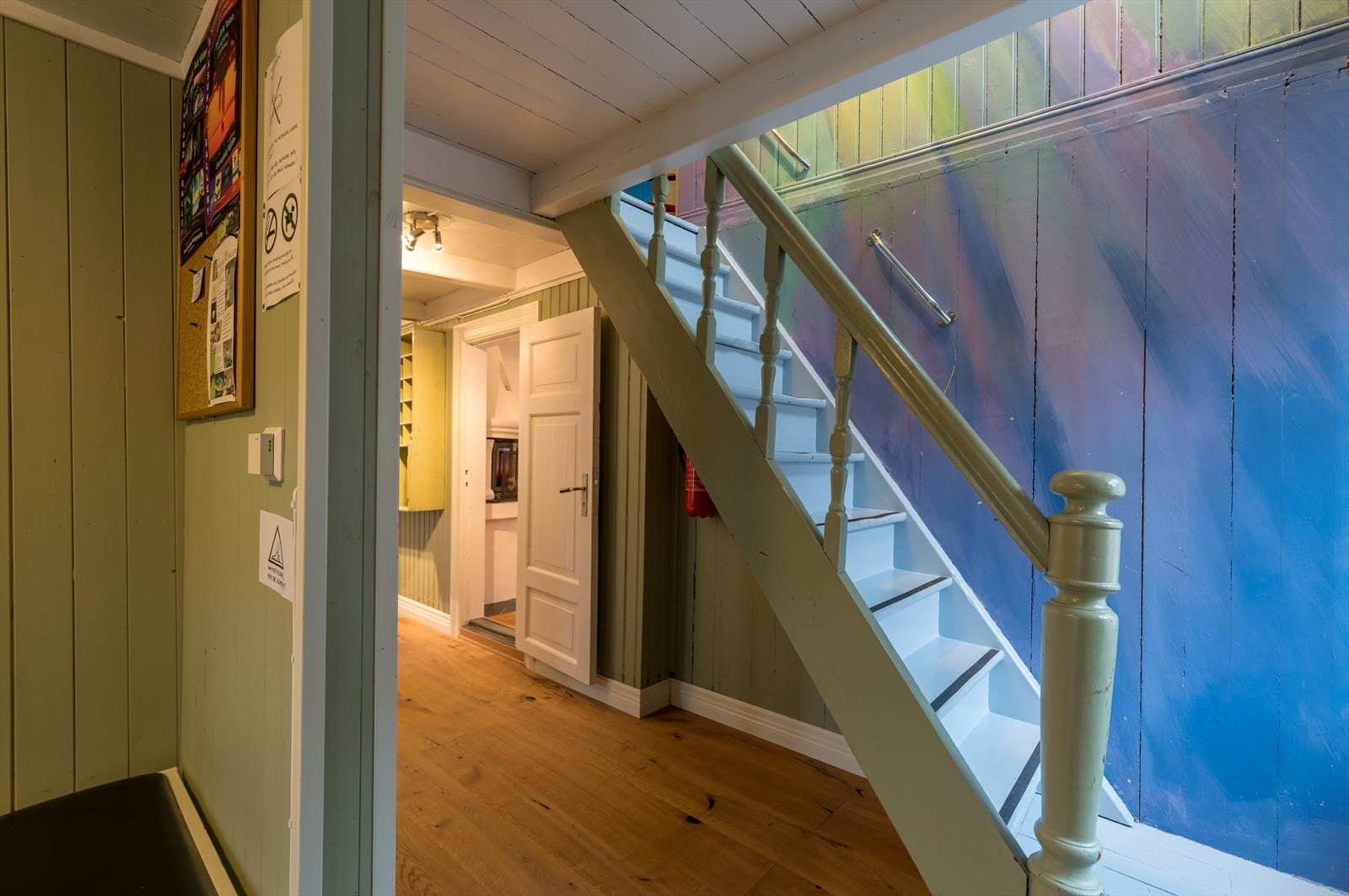 44 Trapp til 2.etasje.JPG Galleribilde