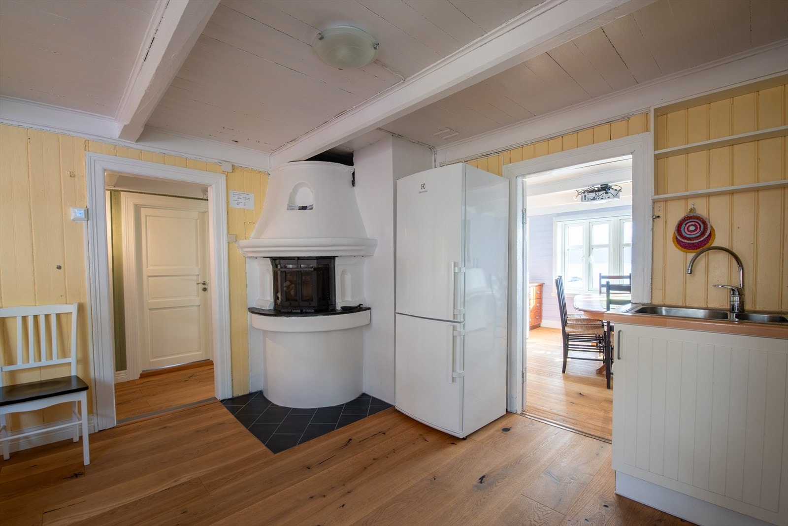 39 Kjøkken med peis.JPG Galleribilde