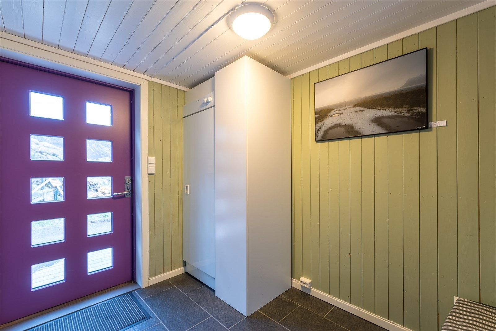 24 Entre med bl.a. tørkeskap.JPG Galleribilde