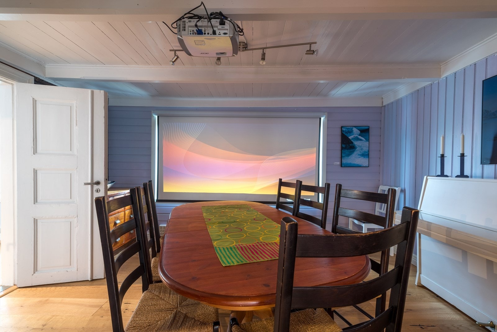 37 Stue 2 med skjerm og prosjektor.JPG Galleribilde