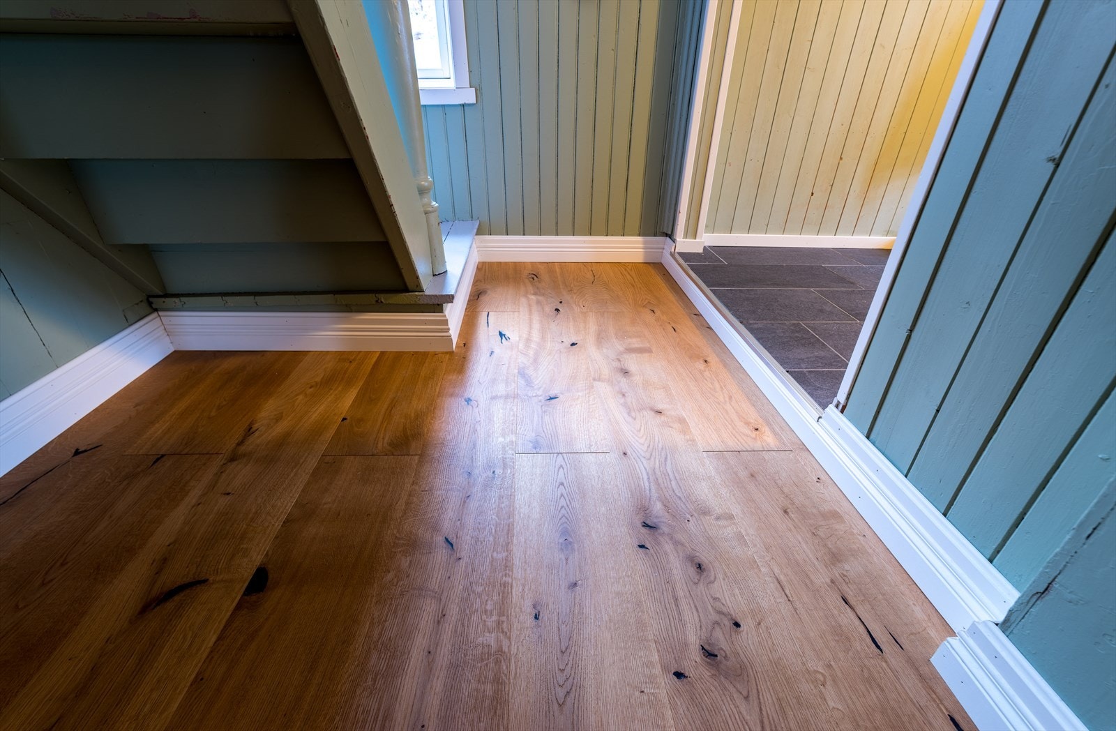 66 Detalj eikparkett og fliser i entre.JPG Galleribilde