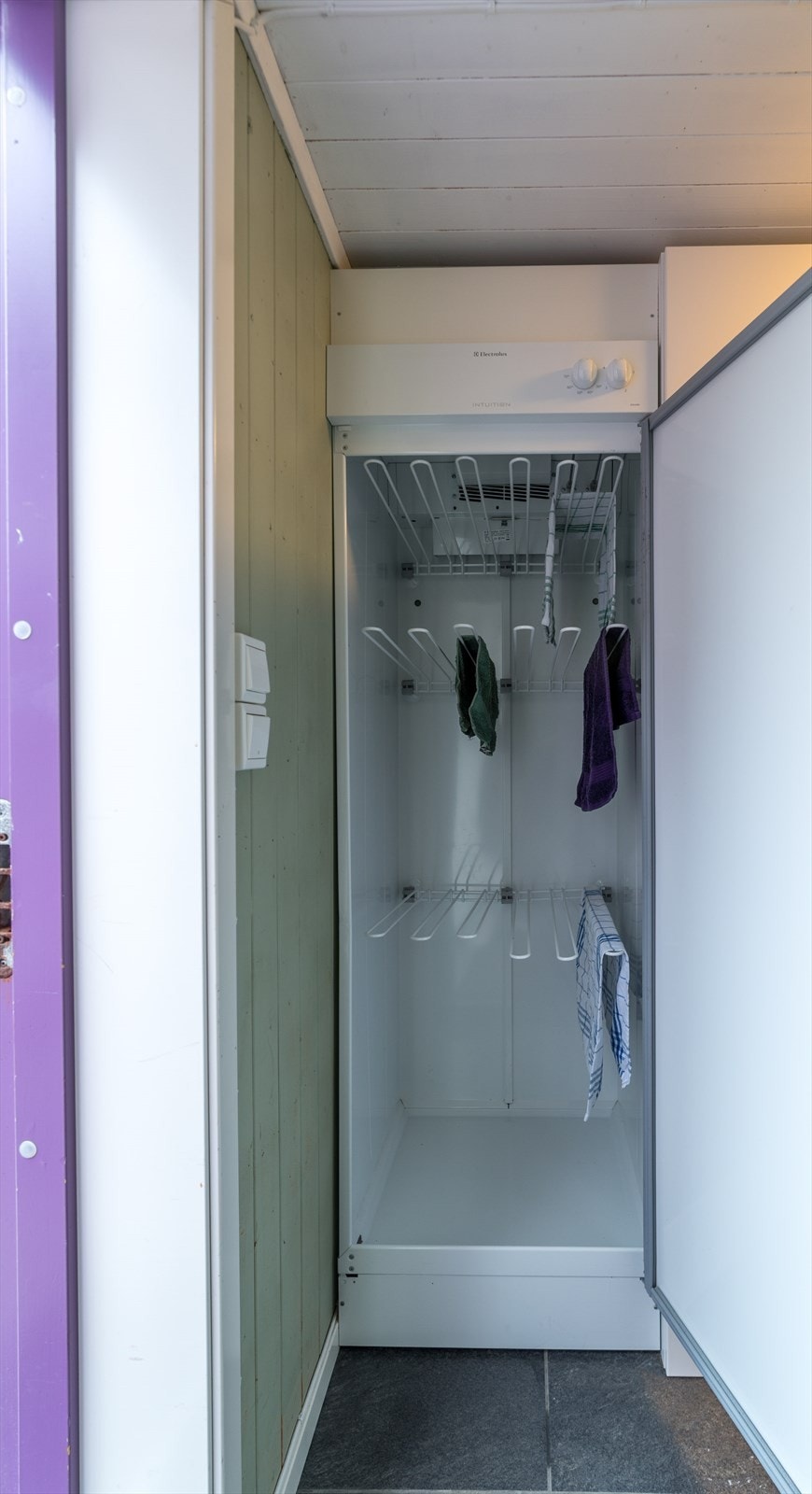 25 Tørkeskap i entre.JPG Galleribilde