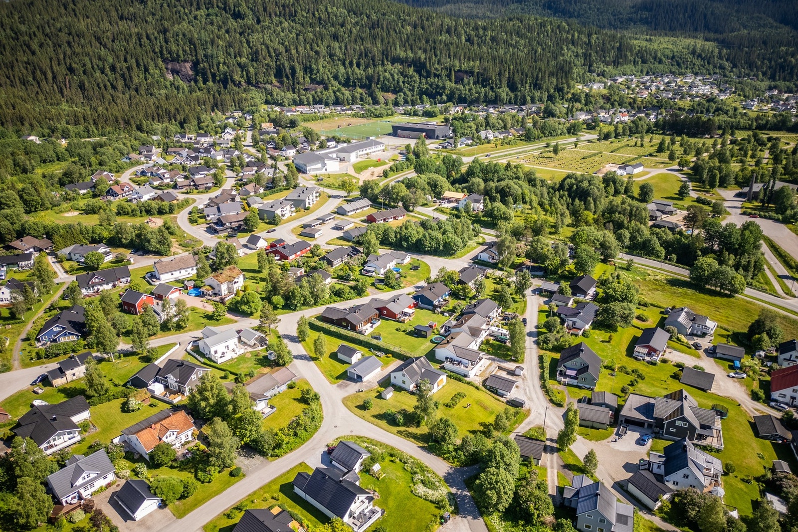 Boligen ligger i et rolig og etablert boligområde med lite trafikk og trygge omgivelser - perfekt for familieliv og hverdagsro Galleribilde